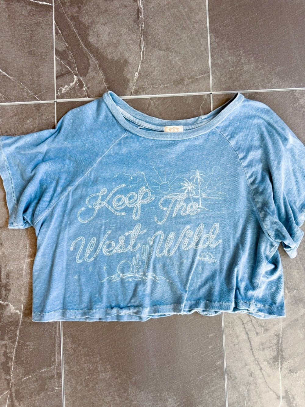 Wrangler + Billabong Rare Keep The West Wild Cropped Tee XS